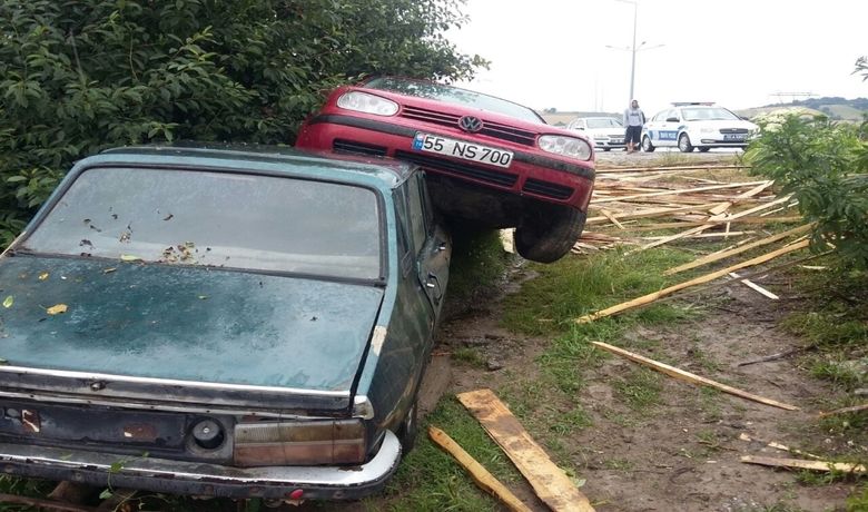 Bafra'da İlginç Kaza Otomobil,Çarptığı Otomobilin Üstüne Çıktı - Samsun'un Bafra ilçesinde bir otomobilin, çarptığı park halindeki otomobilin üstüne çıktığı kaza maddi hasarla atlatıldı.