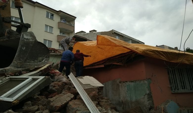 Yıkım Yapılırken Yandaki Evin Tavanı Çöktü - Samsun’un Bafra ilçesinde bina yıkımı yapan bir iş makinesi, yanında bulunan evin tavanının çökmesine yol açtı.