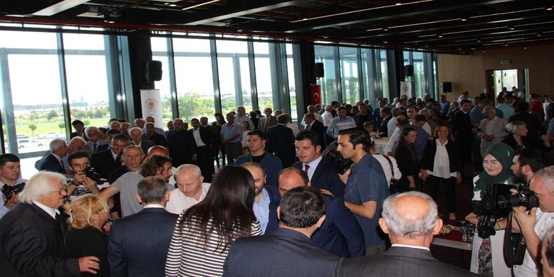 Samsun Bayramlaştı - Samsun Büyükşehir Belediye Başkanı Yusuf Ziya Yılmazın ev sahipliğinde ve Gençlik ve Spor Bakanı Akif Çağatay Kılıçın katılımıyla gerçekleşen bayramlaşma töreni, protokol üyeleri ve vatandaşları bir araya getirdi