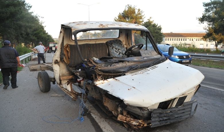 Kamyonet Traktöre Çarptı: 4 Yaralı - Samsun'un Bafra ilçesinde kamyonetle traktörün çarpışması sonucu meydana gelen trafik kazasında 4 kişi yaralandı.