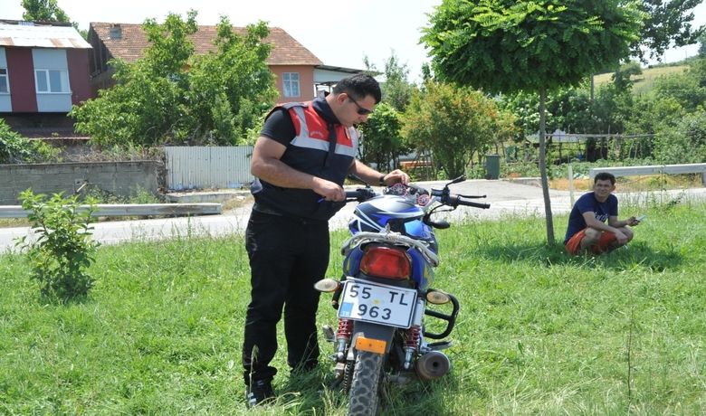 Motosikletler Kafa Kafaya Çarpıştı: 2 Yaralı - Samsun'un Alaçam ilçesinde iki motosikletin kafa kafaya çarpışması sonucu meydana gelen trafik kazasında 2 kişi yaralandı.