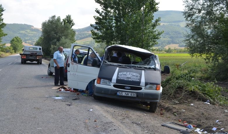 Lastiği Patlayan Minibüs Devrildi: 8 Yaralı - Samsun’un Bafra ilçesinde lastiği patlayan minibüsün devrildiği kazada 8 kişi yaralandı.