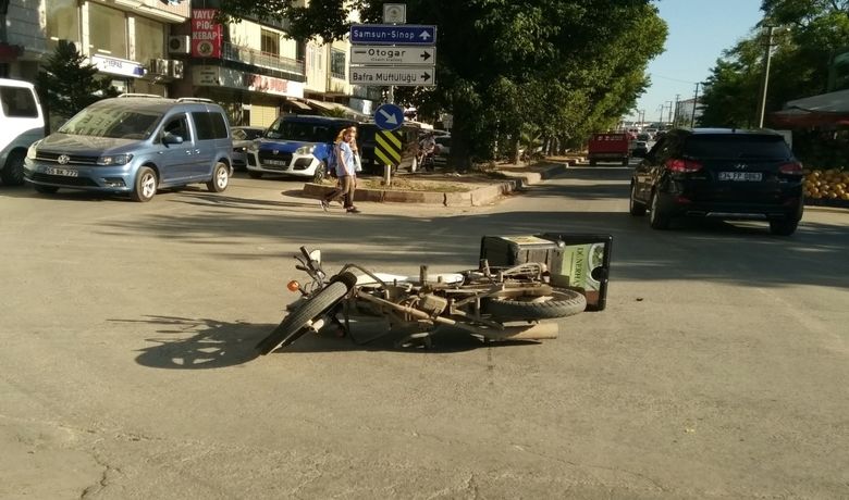 Motosiklet İle Bisiklet Çarpıştı: 3 Yaralı - Samsun’un Bafra ilçesinde motosikletle bisikletin çarpıştığı kazada 3 kişi yaralandı.