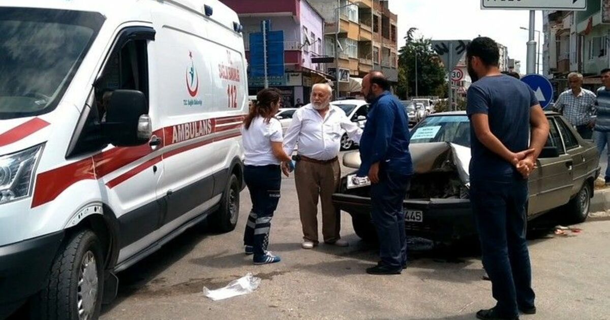 Otomobil İle Saman Yüklü Traktör Çarpıştı: 2 Yaralı
