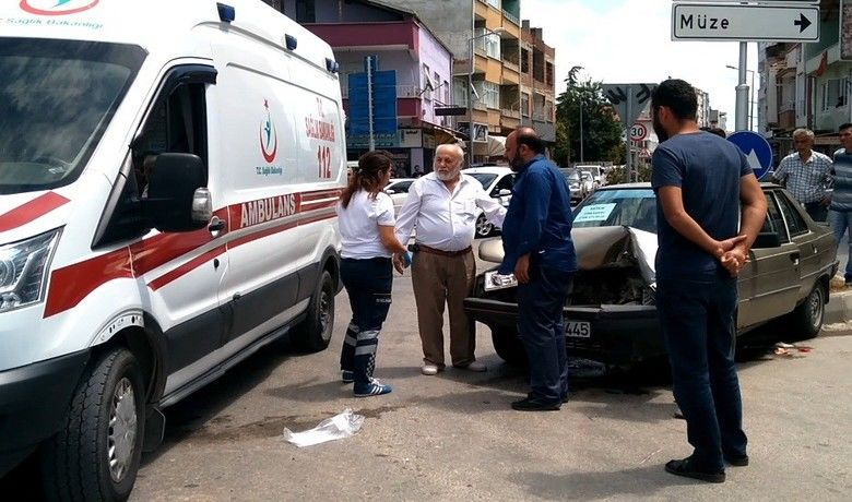 Otomobil İle Saman YüklüTraktör Çarpıştı: 2 Yaralı - Samsun’un Bafra ilçesinde, bir otomobil ile traktörün çarpıştığı kazada 2 kişi yaralandı.