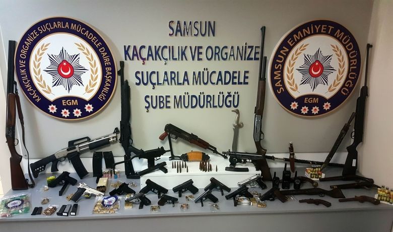 Samsun'da Suç Örgütü Cephanelik İle Yakalandı: 28 Gözaltı Gözaltına Alınan Silahlı SuçÖrgütü Liderinin, Organize Suç Örgütü Lideri Sedat Şahin'in Adamı Olduğu İddia Edildi - Samsun'da, organize suç örgütü lideri Sedat Şahin ile bağlantılı olduğu iddia edilen şahıslara yönelik düzenlenen operasyonda grubun lideri ile birlikte toplam 28 kişi gözaltına alındı. Gözaltına alınan şahıslar ile birlikte adeta cephanelik ele geçti.
