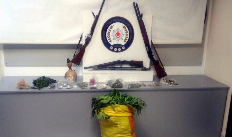 Uyuşturucu Ticaretine Gözaltı - Samsun'da "uyuşturucu ticareti" yaptığı iddia edilen bir kişi tarlasında dişi Hint keneviri ile evinde uyuşturucu madde ile yakalandı.