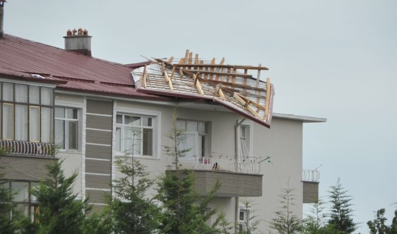 Rüzgar Çatı Uçurdu, Baca Yıktı - Samsun'un Bafra ilçesinde etkili olan şiddetli rüzgar bir apartmanın çatısını uçurdu, bacayı yıktı.