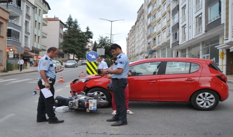 Otomobil Motosikletle Çarpıştı: 1 Yaralı - Samsun'un Bafra ilçesinde otomobil ile motosikletin çarpıştığı kazada 1 kişi yaralandı.