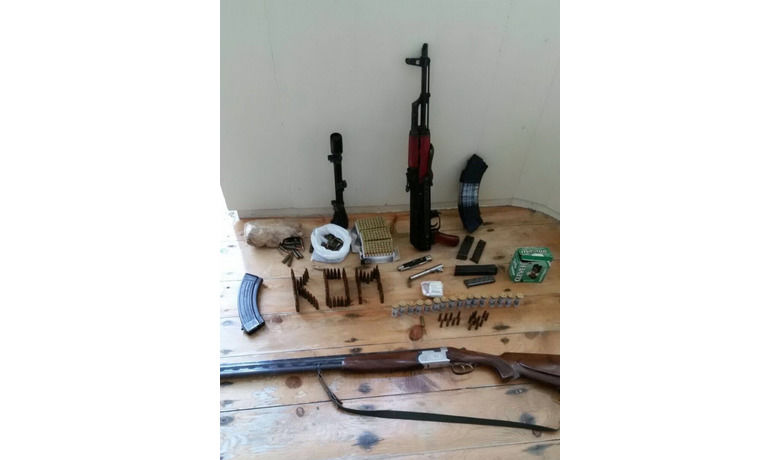 Bafra’da Cephanelik Gibi Ev - Samsun'un Bafra ilçesinde yapılan operasyonda bir Kaleşnikof tüfek ile 100'lerce mermi ele geçirilirken, olayla ilgili bir şüpheli yakalanarak gözaltına alındı.