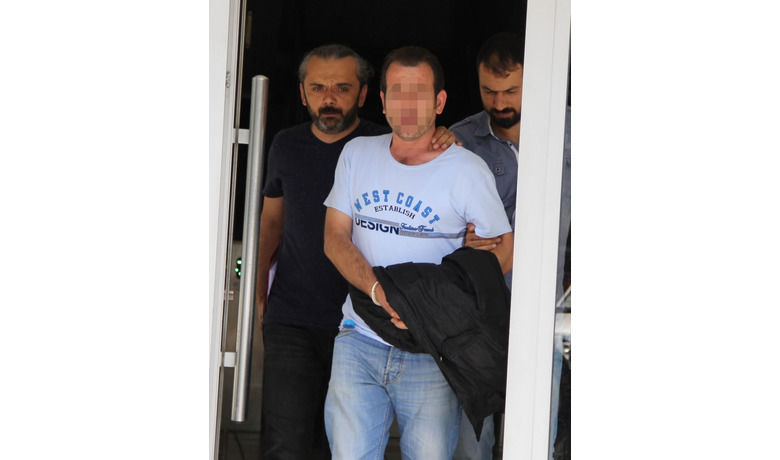 İstanbul'dan Bonzai Getiren Şahsa Adli Kontrol - İstanbul'dan geldiği Samsun'da yolcu otobüsünden inerken yakalanan ve üzerinde bonzai ele geçen şahıs mahkemece adli kontrol şartıyla serbest bırakıldı.