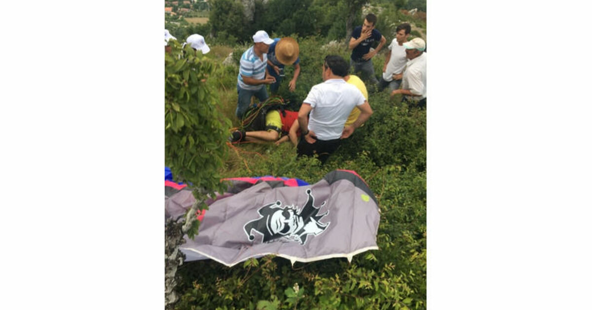 Yamaç Paraşütü Gösterisinde Kaza Ağaca Takılarak Kayalıklara Çarpan İngiliz Pilot Yaralandı Yaralanan Pilot, Ambulans Helikopter İle Hastaneye Kaldırıldı