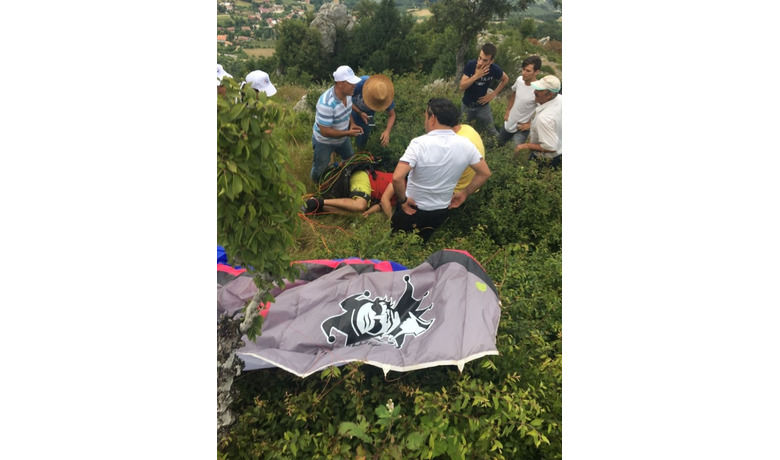 Yamaç Paraşütü Gösterisinde Kaza Ağaca Takılarak Kayalıklara Çarpan İngilizPilot Yaralandı Yaralanan Pilot, Ambulans Helikopter İle Hastaneye Kaldırıldı - Samsun’un Bafra ilçesinde yapılan Kapıkayafest Outdoor Extrem Doğa Festivali’nde gösteri yaparken kontrolü kaybeden yamaç paraşüt pilotu ağaca takılarak kayalıklara çarptı. Yaralanan İngiliz pilot, ambulans helikopterle hastaneye kaldırıldı.