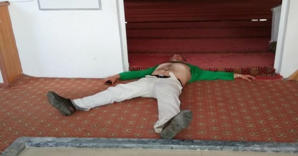 Camide Namaz Kıldıran İmama Ve Cemaate Saldırdı Psikolojik Sorunları Olduğu İddia Edilen Şahıs "Ben Namaz Kıldırmaya Geldim" Dedi