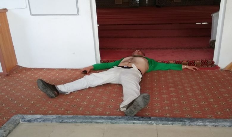 Camide Namaz Kıldıran İmama Ve Cemaate Saldırdı Psikolojik SorunlarıOlduğu İddia Edilen Şahıs "Ben Namaz Kıldırmaya Geldim" Dedi - Samsun’un Bafra ilçesinde psikolojik sorunları olduğu iddia edilen bir şahıs cami imamına ve cemaate saldırdı.