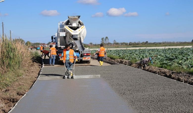 Bafra Belediyesi 40 Bin Metre Beton Yol Yaptı - Samsun Bafra Belediyesi, yeni mahalle olan köylerin sokaklarında beton yol çalışmalarını aralıksız sürdürüyor. Belediye Fen İşleri ekipleri bu yaz döneminde 22 yeni mahallede 25 kilometre, 125 bin metrekare alanında beton yol yaptı. Geçen yıl yapılan beton yollarla beraber şu ana kadar 40 bin metre uzunluğunda ve 200 bin  metrekare alanında beton yol yapılmış oldu.