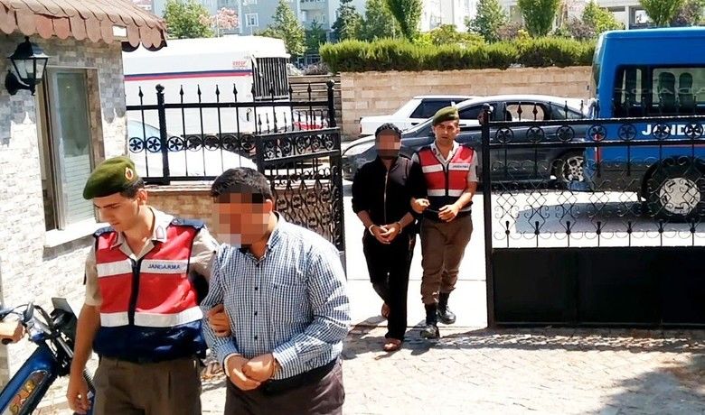 İki Çocuğun Boğulduğu Olayla İlgili Yeni GelişmeYaz Kur’an Kursu Görevlisi 3 Kişi Adliyeye Çıkarıldı - Samsun'un Bafra ilçesinde, iki yaz Kur’an kursu öğrencisinin boğulması olayıyla ilgili gözaltına alınan 3 görevli adliyeye çıkarıldı.