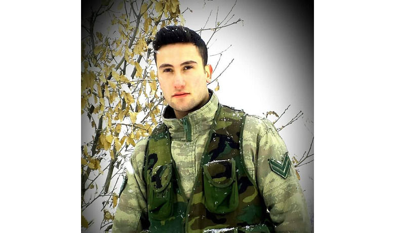 İlk Görev Yerinde Şehit DüştüGöreve Başlayalı Bir Hafta Olmuştu - Batman'da teröristler tarafından yola döşenen el yapımı patlayıcının (EYP) askeri konvoyun geçişi sırasında patlatılması sonucu şehit düşen askerlerden Samsunlu Uzman Onbaşı Şahan Sezer’in (23) bir hafta önce göreve başladığı ve ilk görev yerinde şehit düştüğü ortaya çıktı.