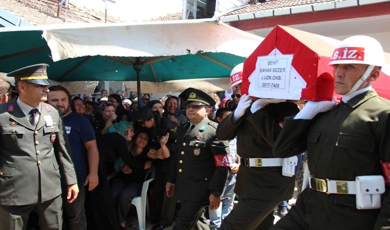 Şehit Uzman Onbaşı Samsun'da Toprağa Verildi 23 Yaşındaki Şehit UzmanOnbaşı Şahan Sezer'in Önümüzdeki Yılın Mart Ayında Düğün Yapmayı Planladığı Öğrenildi - Batman'da teröristler tarafından yola döşenen el yapımı patlayıcının (EYP) askeri konvoyun geçişi sırasında patlatılması sonucu şehit düşen askerlerden Uzman Onbaşı Şahan Sezer,