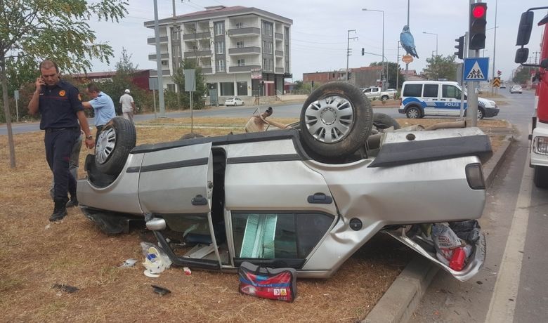 Samsun'da Otomobil Takla Attı: 2 Ağır YaralıKaza Anı Güvenlik Kamerası Tarafından Saniye Saniye Görüntülendi - Samsun'da yoldan çıkan otomobilin refüjdeki aydınlatma direğine çarparak takla atması sonucu meydana gelen kazada 2 kişi ağır yaralanırken, kaza anı bir iş yerinin güvenlik kamerası tarafından görüntülendi.