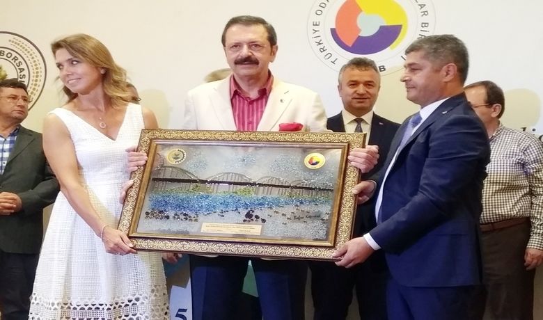 Tobb Başkanı Hisarcıklıoğlu: “birlik VeBeraberlik Sayesinde Tekrar Ayağa Kalktık” - Türkiye Odalar ve Borsalar Birliği (TOBB) Başkanı M. Rifat Hisarcıklıoğlu, “Türkiye’de son 1 senede yaşadıklarımız dünyada herhangi bir ülkede yaşansaydı hayatta ayağa kalkamazlardı. Biz birlik ve beraberlik sayesinde tekrar ayağa kalktık” dedi.