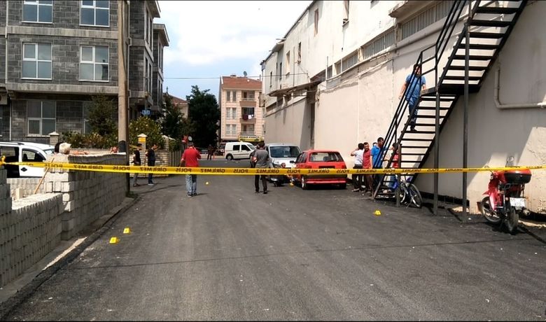Kızını Dövmesine EngelOlan Güvenlikçiyi Tüfekle Vurdu - Samsun’un Bafra ilçesinde, çalıştığı iş yerinin önünde kızını döven baba, kendisine müdahale eden güvenlik görevlisini pompalı tüfekle vurarak yaraladı.