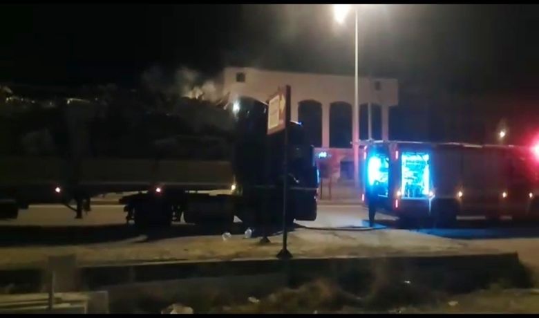 Hurda Yüklü Tırda Yangın - Samsun’un Bafra ilçesinde hareket halindeki hurda yüklü tırda yangın çıktı.
