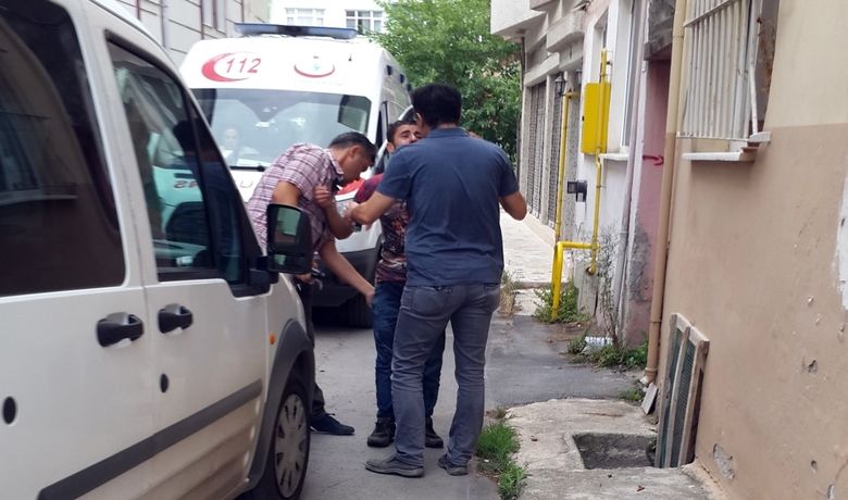Alkollü Şahıs Kendini Bıçakladı - Samsun’un Bafra ilçesinde bıçakla kendine zarar veren alkollü genç, polislere zor anlar yaşattı.