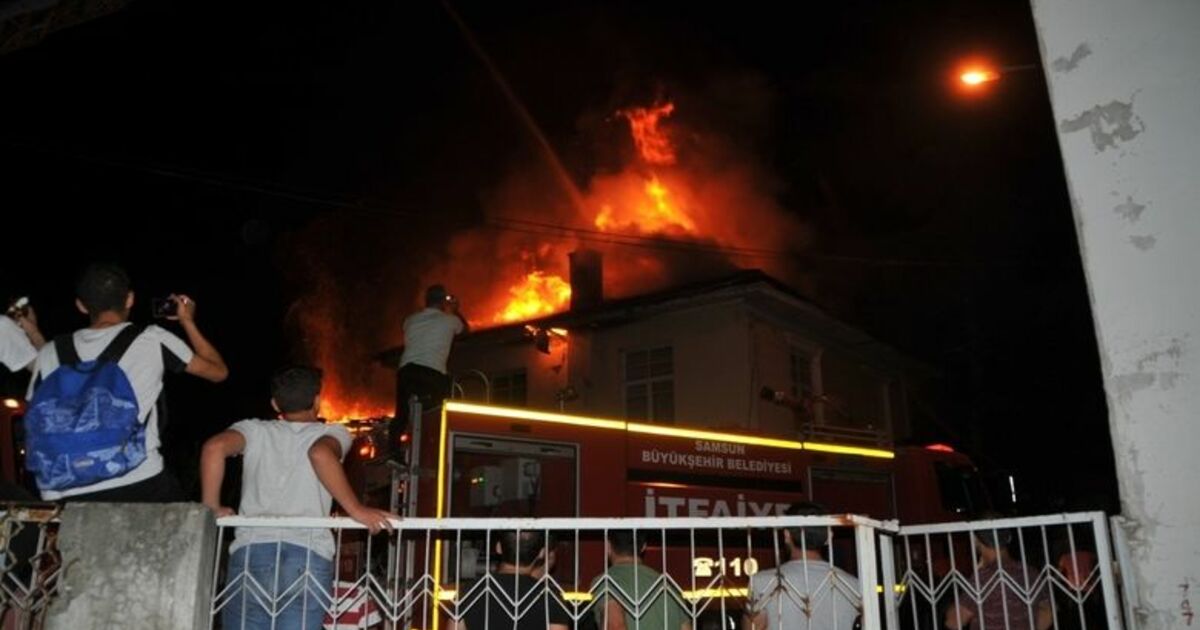 Bafra’da 2 Bina Alevlere Teslim Oldu