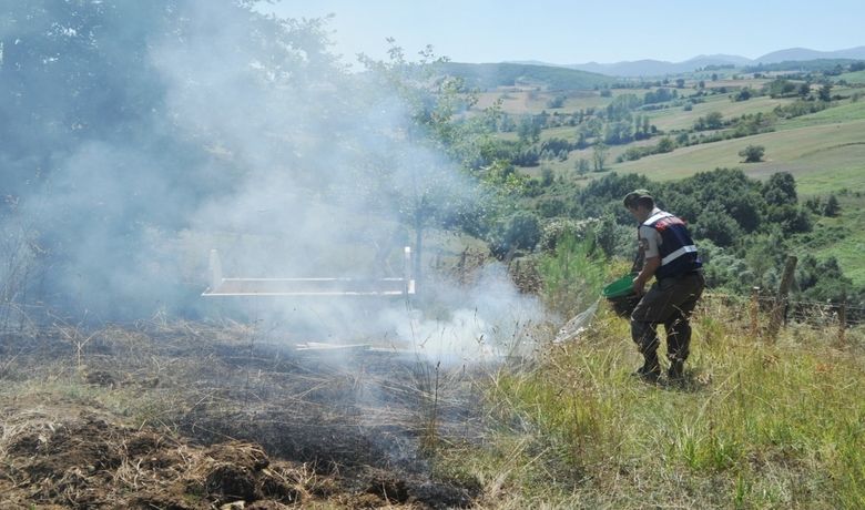Yangına İlk Müdahale Jandarmadan - Samsun’un Bafra ilçesine bağlı Gökçeağaç Mahallesi'nde bulunan mezarlıkta otların tutuşmasıyla başlayan yangına ilk müdahaleyi jandarma yaptı.