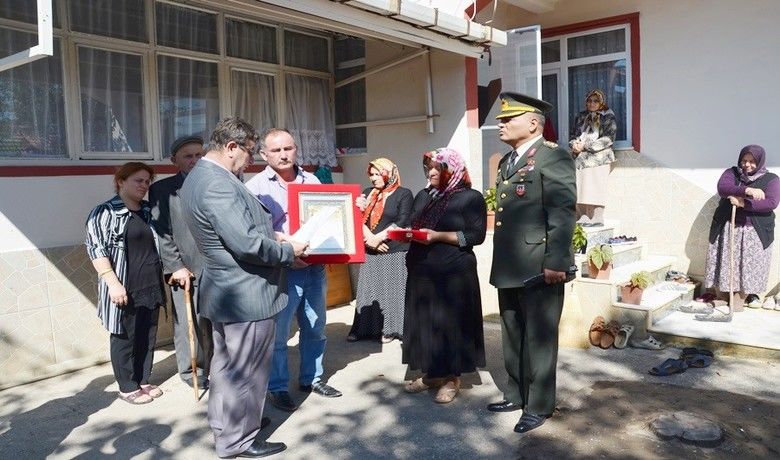 Şehidin Şehadet Belgesi Ailesine Teslim Edildi - Batman’da vatani görevini yaparken şehit düşen Uzman Çavuş Şahan Sezer’in şehadet belgesi ailesine teslim edildi.