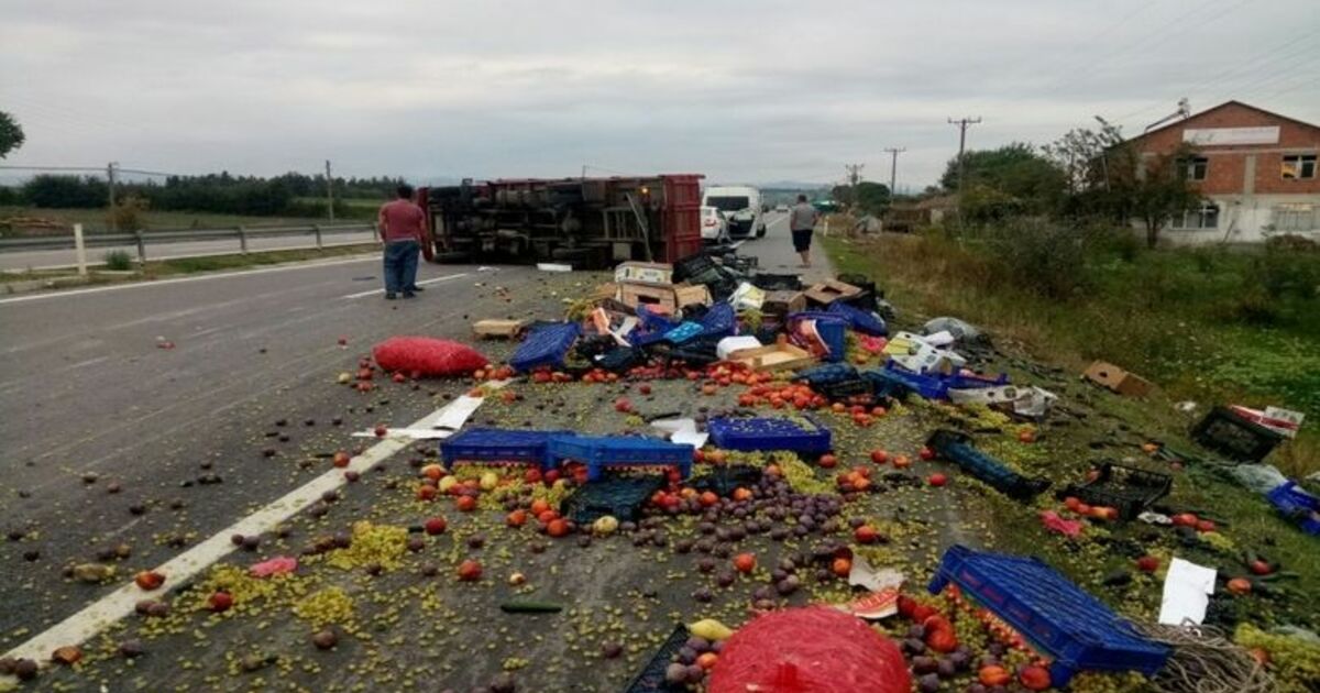 Meyve Yüklü Kamyon Devrildi Sebze Ve Meyveler Yola Saçıldı