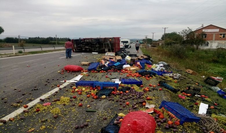 Meyve Yüklü Kamyon DevrildiSebze Ve Meyveler Yola Saçıldı - Samsun’un Bafra ilçesinde sebze ve meyve yüklü kamyon devrilirken, kaza maddi zararla atlatıldı.