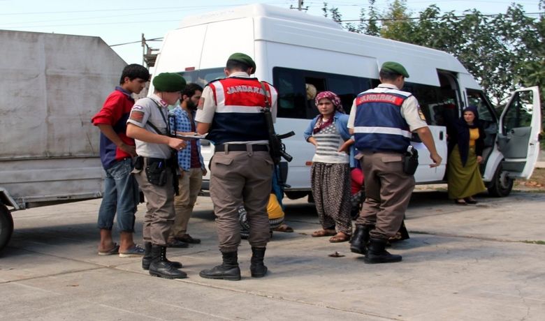 Çadırlarına Ateş AçılanMevsimlik İşçiler Samsun'dan Ayrıldı - Samsun’un Terme ilçesinde kaldıkları çadıra tüfekle ateş açılması sonucunda 1 kadının hayatını kaybetmesi ve 1 kadının da yaralanmasının ardından mevsimlik işçiler Samsun’dan ayrıldı.