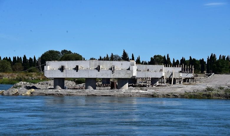 Başkan Yılmaz’dan Bafra’ya İkinci KöprüMüjdesi Bafra'daki 2. Köprü Yılbaşına Açılıyor - Samsun Büyükşehir Belediye Başkanı Yusuf Ziya Yılmaz, Bafra'da yapılan ikinci köprü inşaatında incelemelerde bulundu.