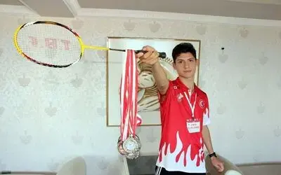 Tek Kolu İle 16 Madalya Kazanan Fuat'ın Şimdiki Hedefi Olimpiyatlar Sol Kolu Ve Ayağı Felçli Olan Milli Badminton Sporcusu Hematoloji Hastası Fuat Soruklu, Badminton Sayesinde Yeniden Hayata Tutundu