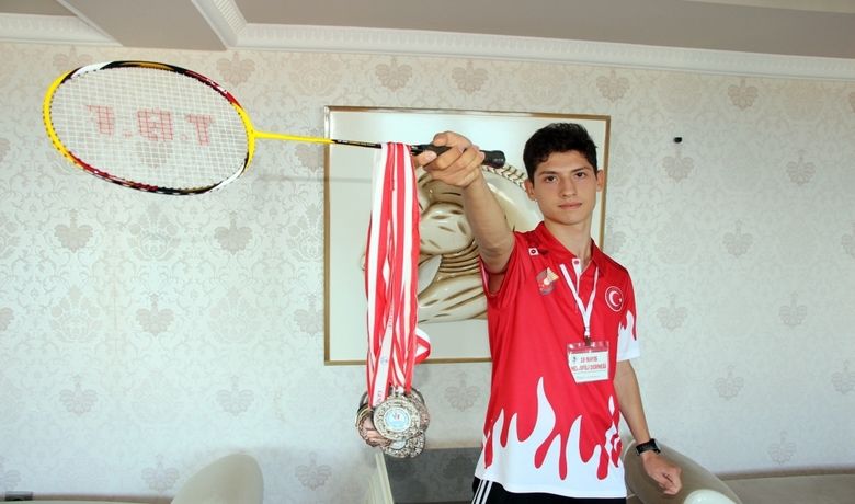 Tek Kolu İle 16 Madalya Kazanan Fuat'ın Şimdiki Hedefi Olimpiyatlar Sol Kolu Ve AyağıFelçli Olan Milli Badminton Sporcusu Hematoloji Hastası Fuat Soruklu, Badminton Sayesinde Yeniden Hayata Tutundu - İki aylıkken geçirdiği rahatsızlık sonucu sol kolu felç olan ve 14 yaşında hematoloji hastalığına yakalanan Fuat Soruklu (20), 15 yaşında tanıştığı badminton sporu sayesinde hayata tutundu. Soruklu, çeşitli turnuvalarda 16 madalya kazanarak milli takıma girdi.