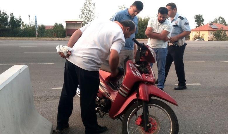 Motosiklet Hırsızlarını GüvenlikKamerası Ele Verdi - Samsun’un 19 Mayıs ilçesinde iş yeri önünden motosiklet çalan 2 kişiyi güvenlik kameraları ele verdi.