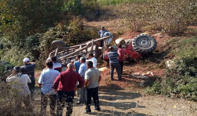 Fındık Yüklü Traktör Devrildi: 2 Ölü - Samsun’un Bafra ilçesinde fındık yüklü traktörün devrildiği kazada amca ile yeğeni hayatını kaybetti.