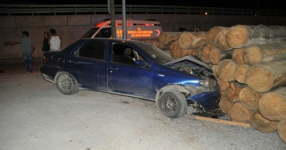 Otomobil Tomruk İstifine Çarptı: 1 Yaralı