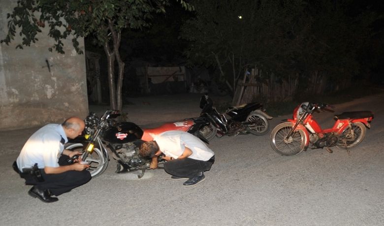 Polisi Görünce Motosikletleri Bırakıp Kaçtılar - Samsun'un Bafra ilçesinde bir motosikletten parça söken 3 kişi, polisi görünce motosikletleri bırakıp kaçtılar.