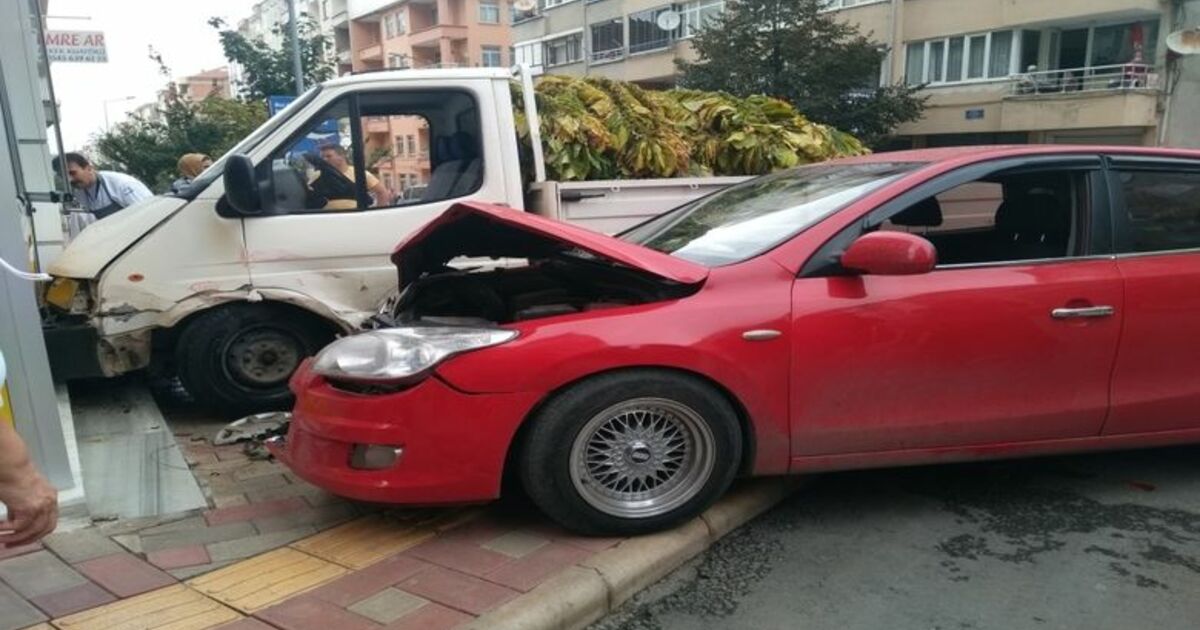 Otomobil İle Kamyonet Çarpıştı: 3 Yaralı