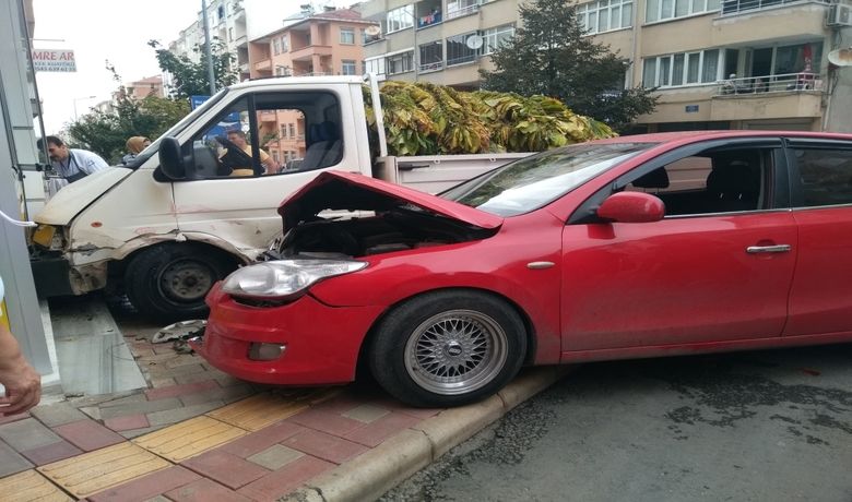 Otomobil İle Kamyonet Çarpıştı: 3 Yaralı - Samsun’un Bafra ilçesinde otomobil ile kamyonetin çarpışması sonucu meydana gelen kazada 3 kişi yaralandı.