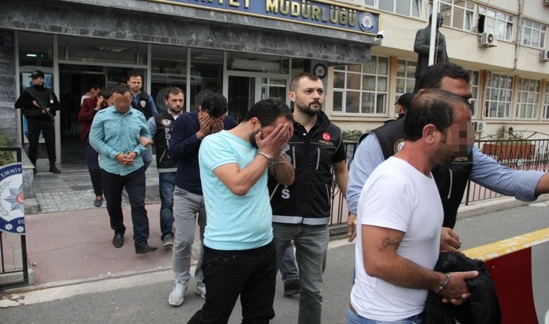 Samsun'da Uyuşturucu Ticaretinden 9Kişi Adliyeye Sevk Edildi - Samsun'da polisin düzenlediği uyuşturucu operasyonunda gözaltına alınan 9 kişi adliyeye sevk edildi.
