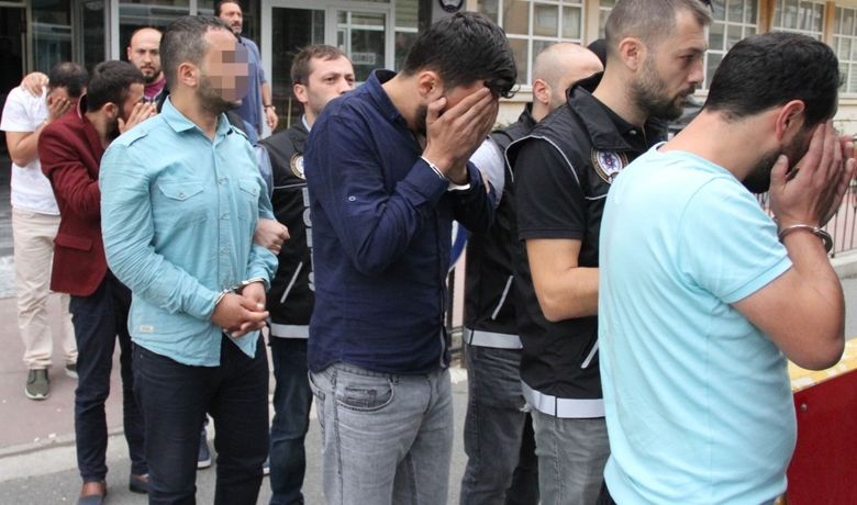 Samsun'da Uyuşturucu Ticaretinden 7 Tutuklama - Samsun'da polisin düzenlediği uyuşturucu operasyonunda gözaltına alınarak adliyeye sevk edilen 9 kişiden 7'si tutuklanırken, 2 kişi ise adli kontrol şartıyla serbest bırakıldı.