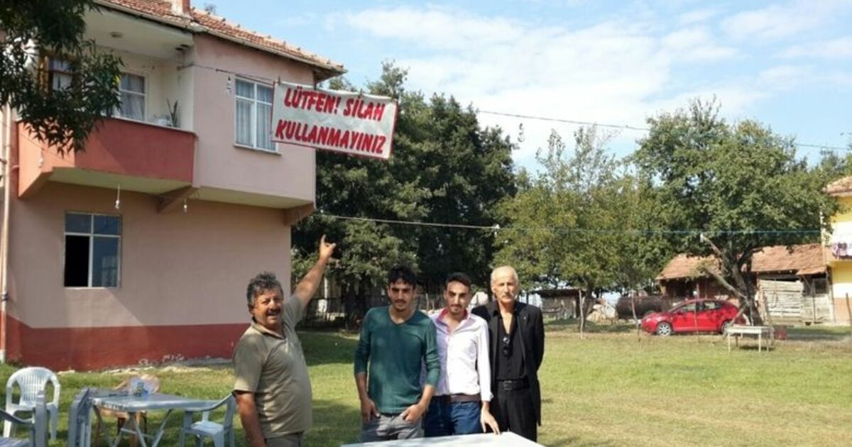 Pankart Astı, Silah Attırmadı