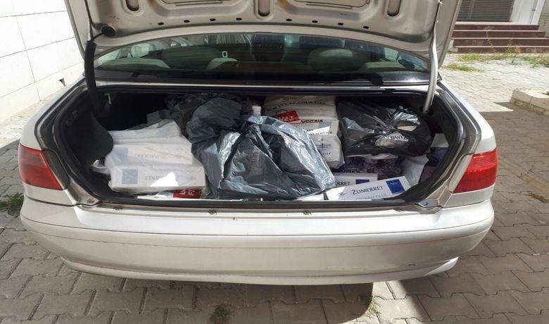 Şüpheli Araçtan Kaçak Sigara Ve İçki Ele Geçti - Samsun'da şüphe üzerine durdurulan bir otomobilde yapılan aramada gümrük kaçağı sigara ve içki ele geçti.