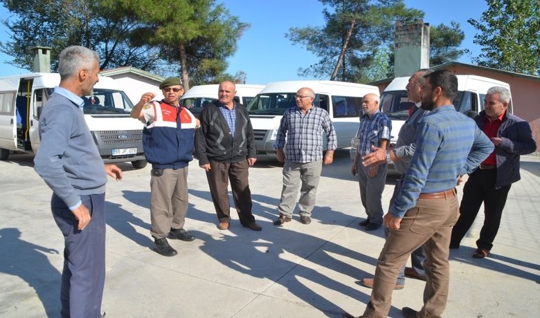 Jandarmadan Okul Servislerine Denetim - Bafra İlçe Jandarma Komutanlığı, çocukların güvenli bir trafik ortamında eğitim ve öğretimlerini sürdürebilmelerini sağlamak için okul servis sürücülerine yönelik denetimlerini aralıksız sürdürüyor.