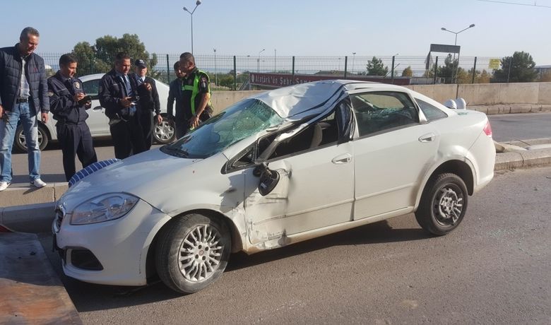 Samsun'da Trafik Kazası: 3 Yaralı - Samsun'da ayrı yerde iki otomobilin karıştığı trafik kazasında 3 kişi yaralandı