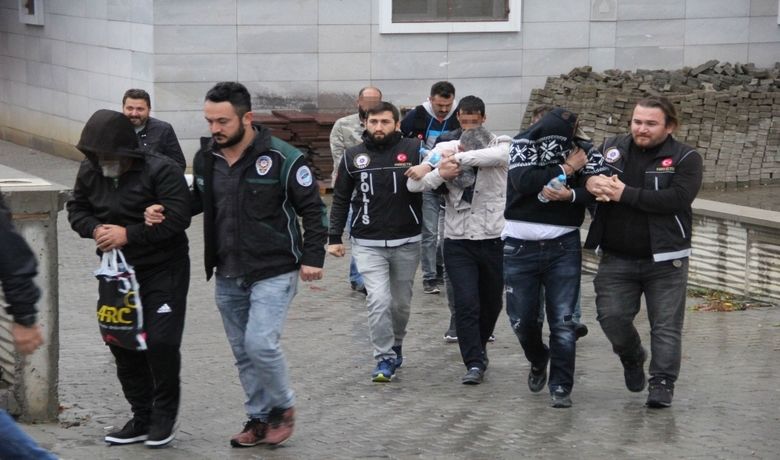 Torbacı Operasyonu Zanlısı 17 Kişi Adliyede - Samsun ve Adana'da 29 adrese düzenlenen eş zamanlı uyuşturucu operasyonunda gözaltına alınan 17 kişi adliyeye sevk edildi.